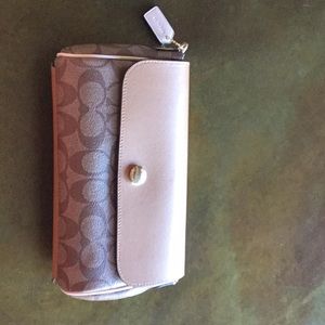 Coach clutch with optional strap.  9”x5.5”x2.5”